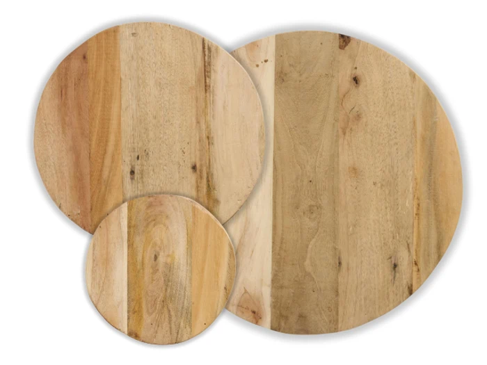 Tre overlappende, runde træplader i forskellige størrelser med naturlige trækorn, placeret på en hvid baggrund.