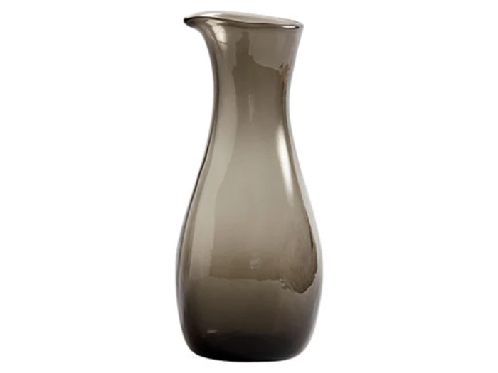 En høj, røggrå glaskande med en buet tud og en afrundet bund på en almindelig hvid baggrund.