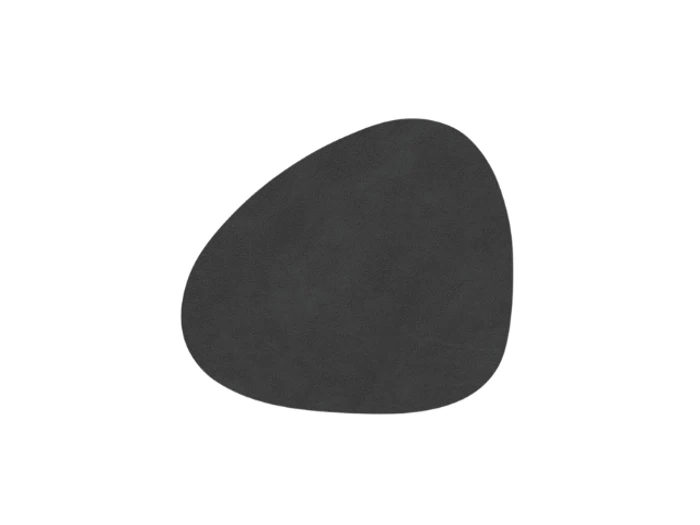 En sort, uregelmæssigt formet oval eller sten på en almindelig hvid baggrund.