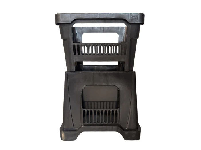 En sort plastikskammel med indbygget håndtag og opbevaringsrum, vist mod en hvid baggrund.