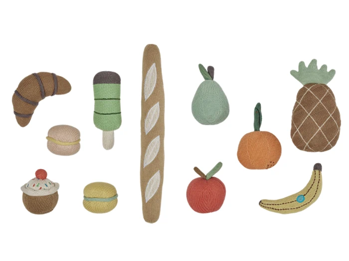 Strikket madlegetøj: croissant, ispind, baguette, macarons, cupcake, pære, appelsin, æble, banan, ananas.