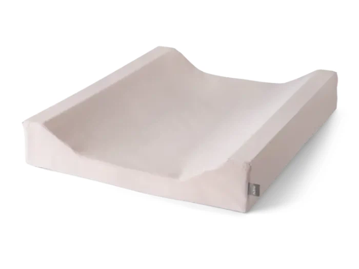 En beige formet puslepude med hævede sider, designet til at skifte ble på en sikker måde.