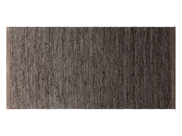En rektangulær, vævet brun dørmåtte med et struktureret mønster på en hvid baggrund.