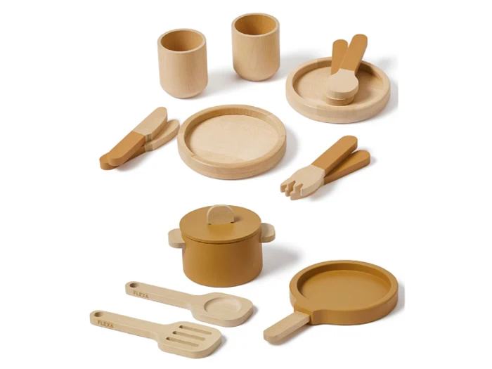 Et sæt legetøjskøkkenudstyr i træ med kopper, tallerkener, redskaber, en gryde med låg, en pande og serveringsredskaber, alt sammen i naturtræ og sennepsgule toner.