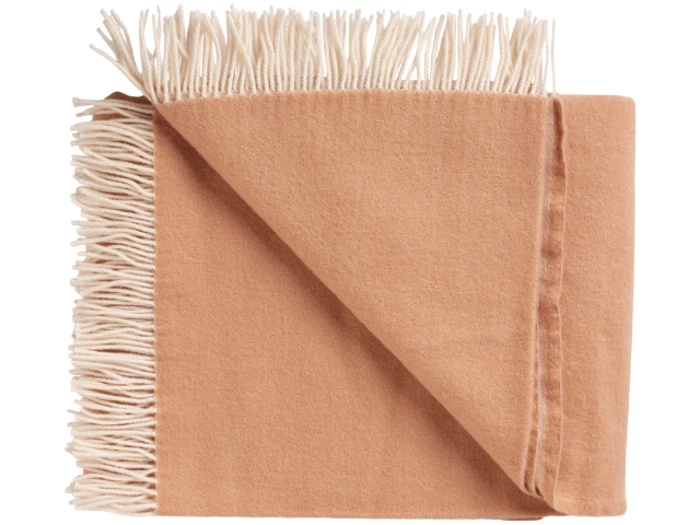 Et foldet, lysebrunt uldtæppe med cremefarvede frynser langs kanterne, arrangeret pænt på en hvid baggrund.