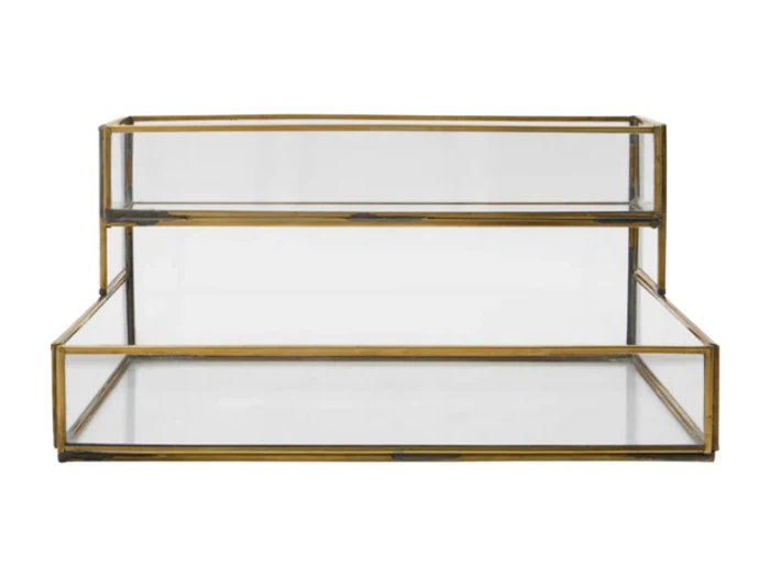 Et sæt legetøjskøkkenudstyr i træ med kopper, tallerkener, redskaber, en gryde med låg, en pande og serveringsredskaber, alt sammen i naturtræ og sennepsgule toner.