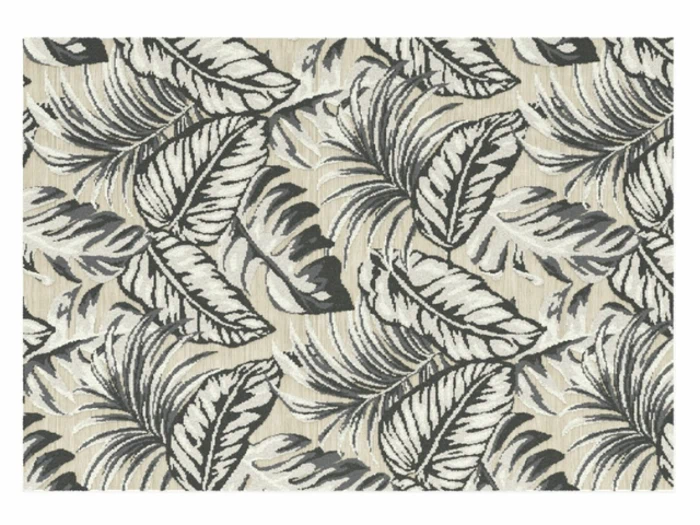 Sorte og hvide tropiske blade i skitsestil overlapper hinanden på en beige tekstureret baggrund og skaber et dristigt og livligt botanisk mønster.