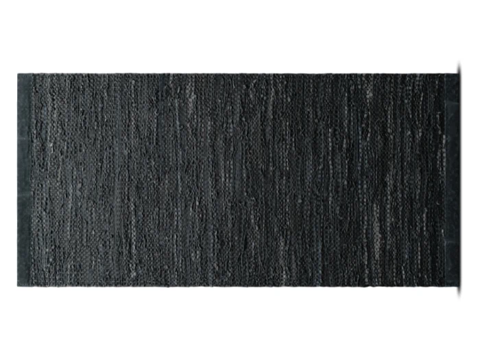 En rektangulær sort struktureret dørmåtte med et diskret vævet mønster på en hvid baggrund.