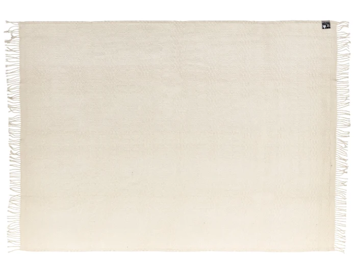 Et stort, kvadratisk, råhvidt vævet tekstil med frynsedetaljer langs venstre og højre kant, lagt fladt mod en hvid baggrund.