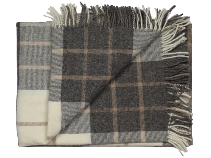 Et foldet, frynset uldtæppe med et ternet mønster i brune, beige og cremefarvede nuancer.