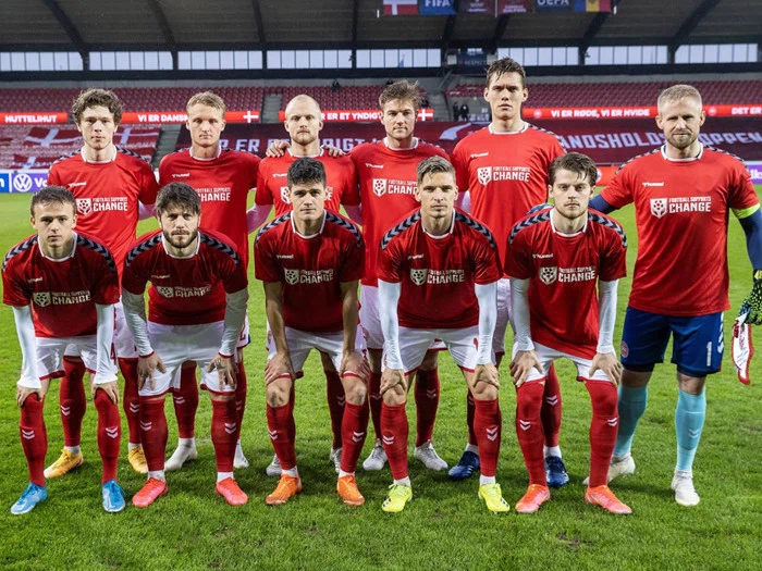 Protesttrøje signeret af landsholdet + den nye landsholdstrøje og billetter til landskamp