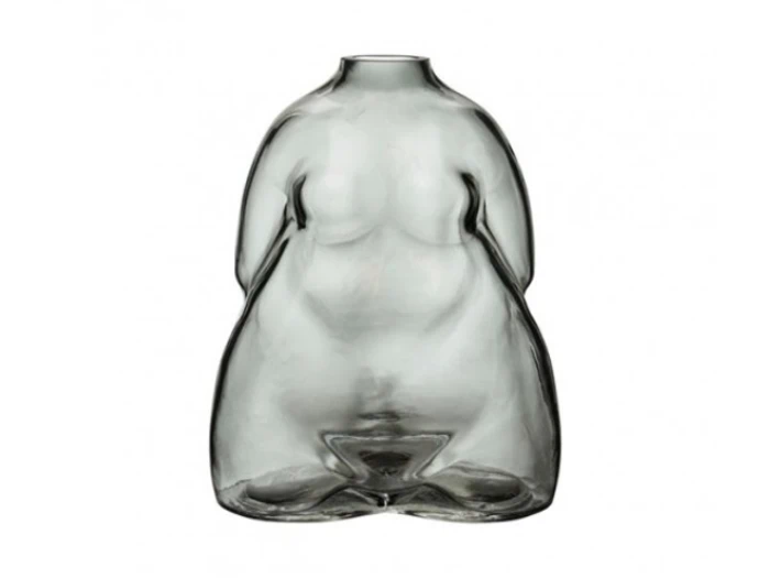 En klar glasvase formet som en stiliseret kvindetorso med diskrete kurver og markerede bryster på en hvid baggrund.