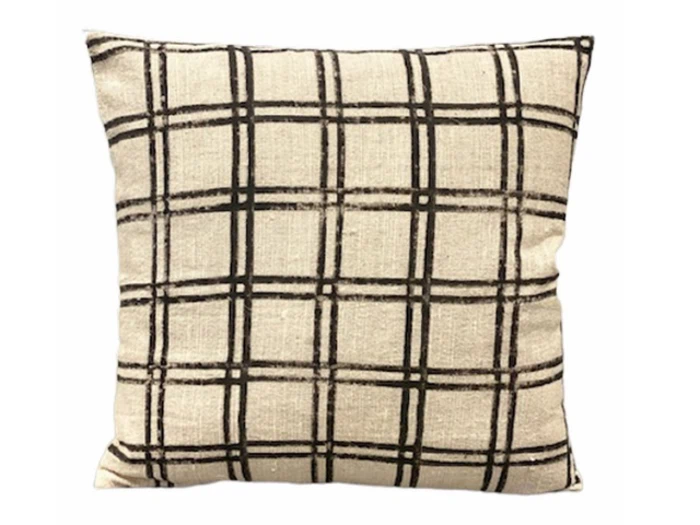 En firkantet beige pude med et sort gittermønster med tykke krydsende linjer, der danner rektangler på tværs af overfladen.