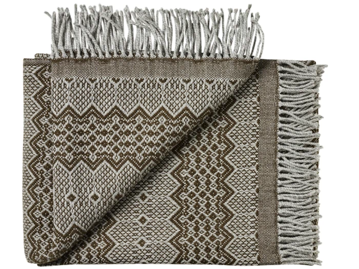 Et foldet vævet tæppe med frynsekanter og et geometrisk mønster i brun og beige. Det ene hjørne er vendt om, så man kan se bagsiden.