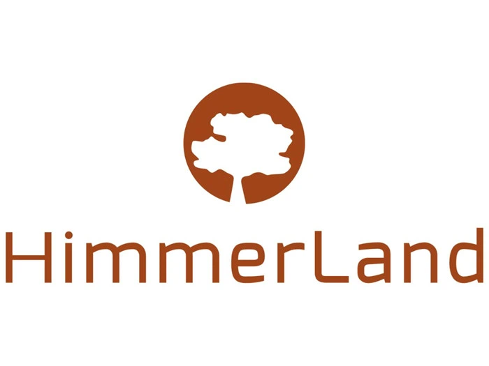 En blågrøn legetøjstromme med to trommestikker, to grønne maracas og fire kapselformede legetøjsshakere i forskellige farver på en hvid baggrund.