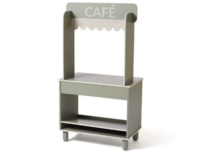Et lille, lysegrønt legecaféstativ af træ med en bølget hvid markise og ordet CAFÉ på toppen. Den har hylder og en disk.