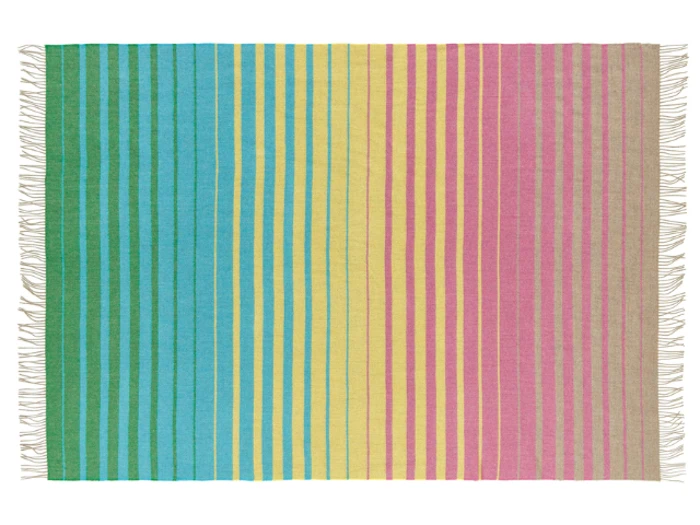 Et vævet tæppe med lodrette striber i grøn, blå, gul, orange og pink med frynser langs venstre og højre kant.
