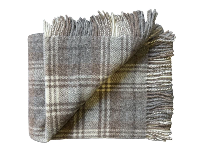 Et foldet uldtæppe med frynsede kanter og et ternet mønster i grå, brun og creme.