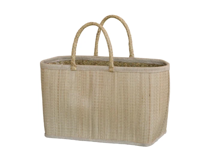 En rektangulær, lys flettet kurv med to hanke, placeret på en hvid baggrund.