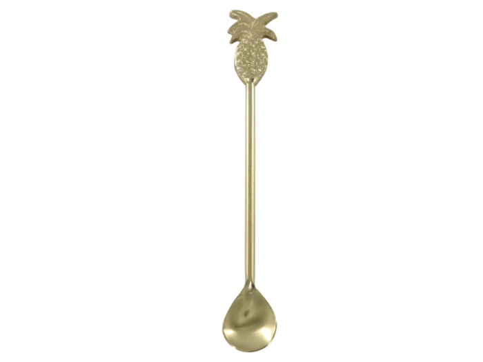 En guldfarvet metalske med et langt skaft og et ananasformet design på toppen.