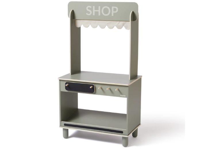 En lille, lysegrå legebutik i træ med baldakin, en åben hylde, knopper og en skuffe, hvor der står SHOP på skiltet øverst.