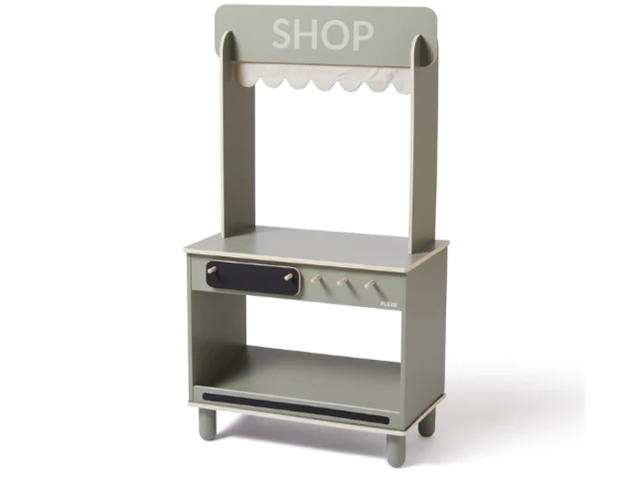 En lille, lysegrå legebutik i træ med baldakin, en åben hylde, knopper og en skuffe, hvor der står SHOP på skiltet øverst.