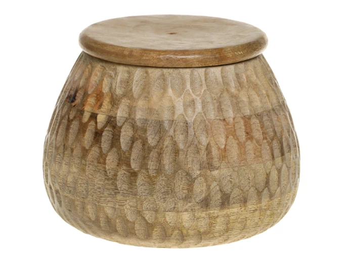 En rund træbeholder med monteret låg og et struktureret, udskåret mønster på overfladen.