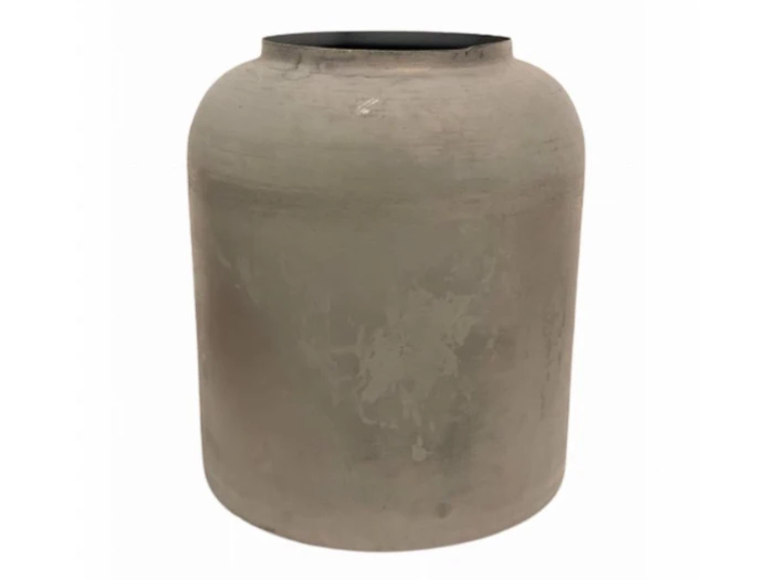 En stor, rund, beige keramikvase med en bred krop og en smal, mørk åbning på en almindelig hvid baggrund.