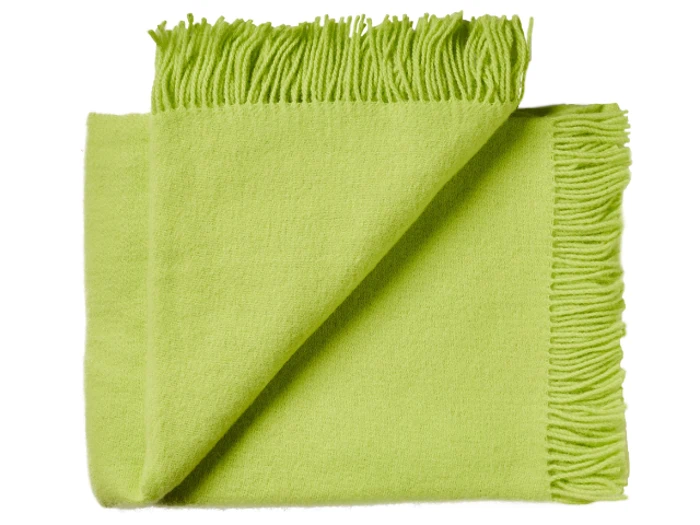Et foldet lysegrønt tæppe med frynsede kanter, vist på en hvid baggrund.
