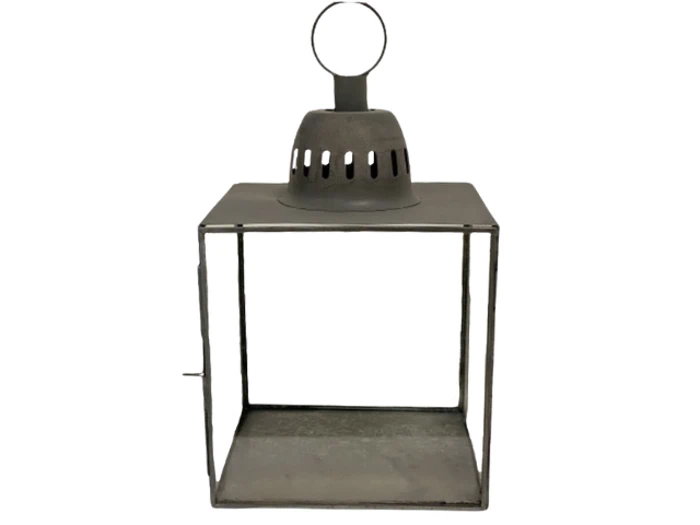 En metallanterne med en firkantet åben ramme, en flad top, ventileret kuppel og et cirkulært håndtag på toppen.