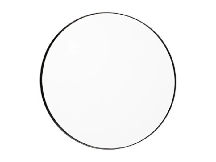 Et almindeligt, rundt spejl med en tynd, sort ramme på en hvid baggrund.