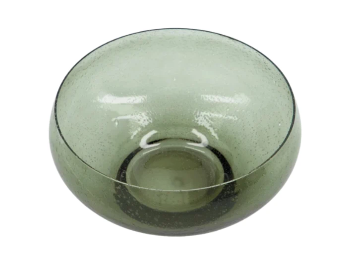 En gennemskinnelig, rund, lysegrøn glasskål med en glat overflade og en let reflekterende finish, set ovenfra.