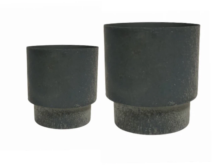 To sorte cylindriske gryder i forskellige størrelser placeret side om side på en hvid baggrund.