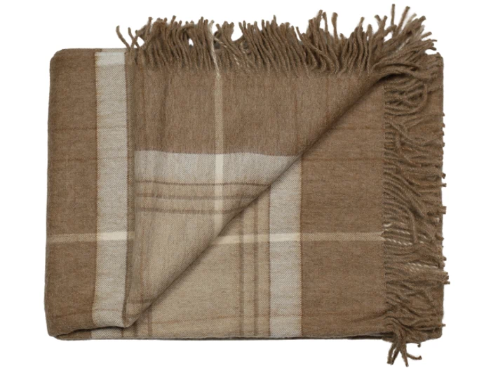 Et foldet brunternet uldtæppe med frynsede kanter, der viser et lys beige og cremefarvet ternet mønster.