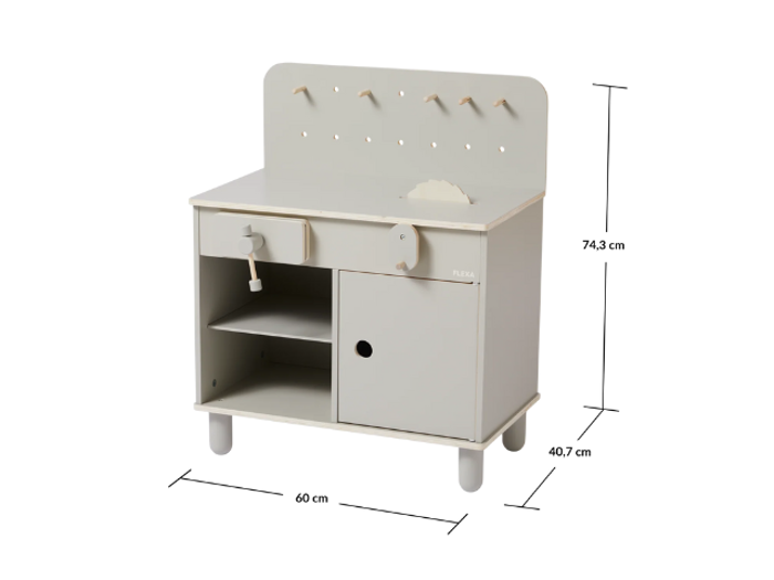 Et lille hvidt legekøkken i træ med hylder, en dør, knager og en vandhane. Dimensioner: 74,3 cm højt, 60 cm bredt og 40,7 cm dybt.