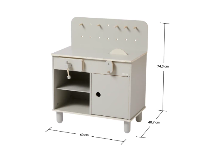 Et lille hvidt legekøkken i træ med hylder, en dør, knager og en vandhane. Dimensioner: 74,3 cm højt, 60 cm bredt og 40,7 cm dybt.