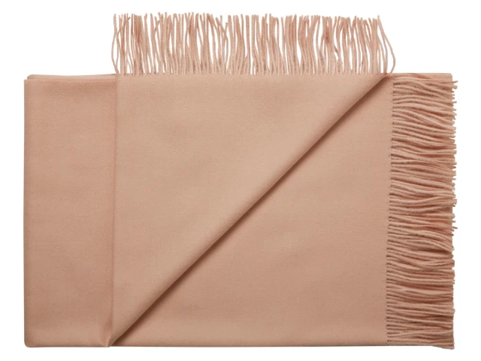 Et foldet, lyserødt tæppe eller sjal med frynsede kanter på to sider, pænt lagt ud på en hvid baggrund.