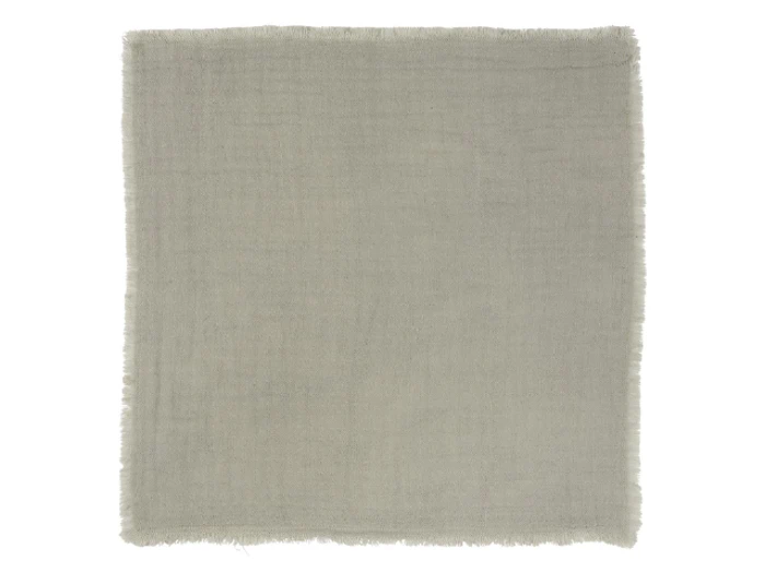 En almindelig, lysegrå firkantet stofserviet med let flossede kanter, lagt fladt mod en hvid baggrund.