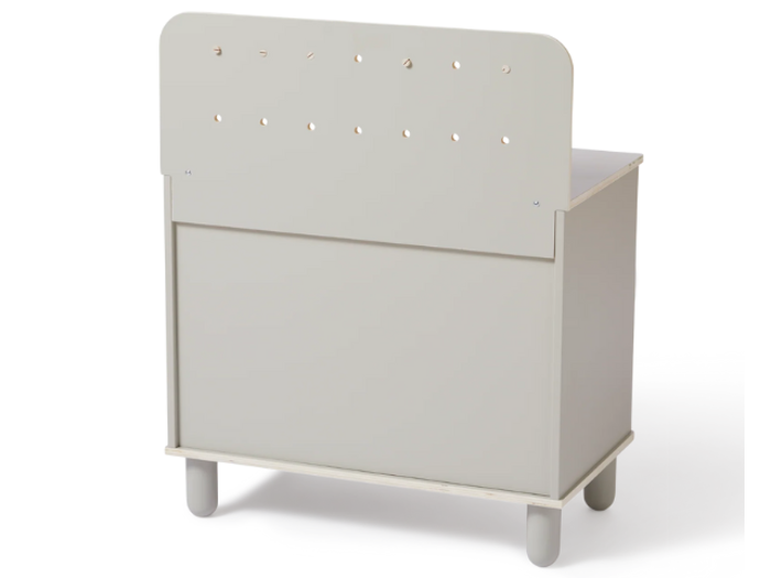 En lysegrå opbevaringskasse af træ med et højt bagpanel med jævnt fordelte runde huller, hævet på fire afrundede ben.