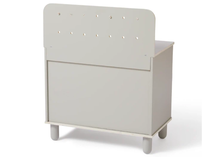En lysegrå opbevaringskasse af træ med et højt bagpanel med jævnt fordelte runde huller, hævet på fire afrundede ben.