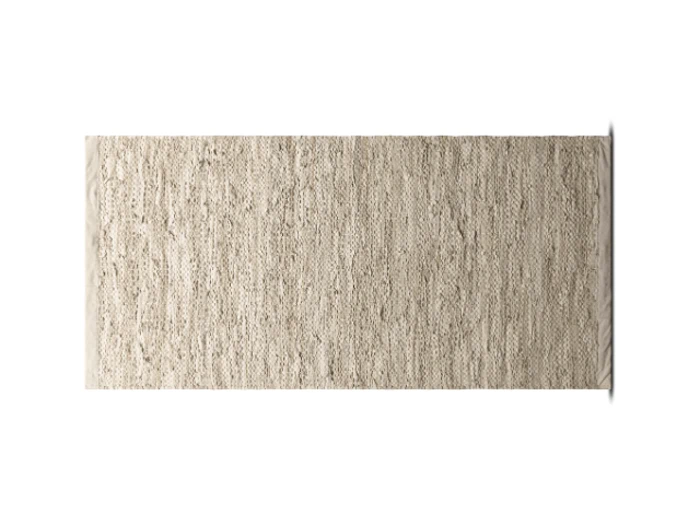 Et rektangulært, beige vævet tæppe med en struktureret overflade på en hvid baggrund.