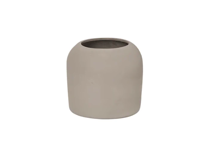 En almindelig, rund, lys beige keramikpotte med en bred åbning, vist på en hvid baggrund.