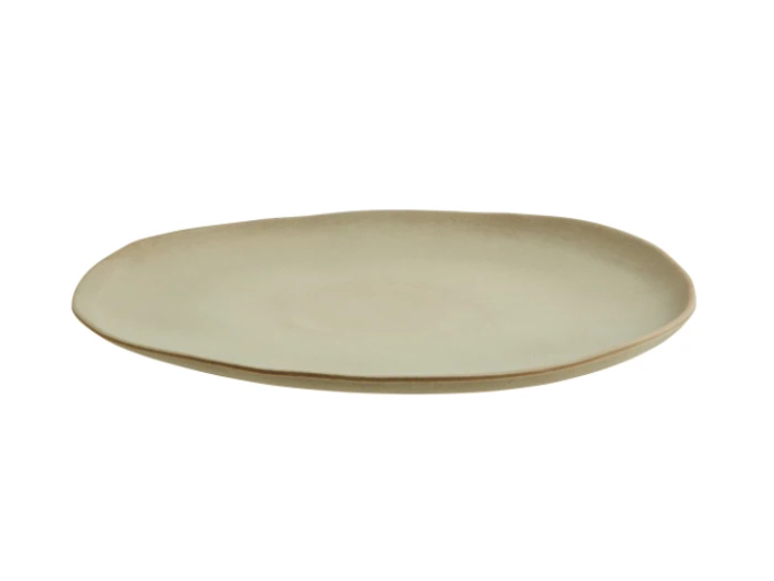 En enkel, råhvid keramiktallerken med en uregelmæssig, let bølget kant, vist på en almindelig hvid baggrund.