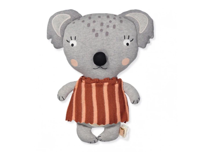 En koala i plys med grå krop, prikker i panden og rødstribet nederdel.