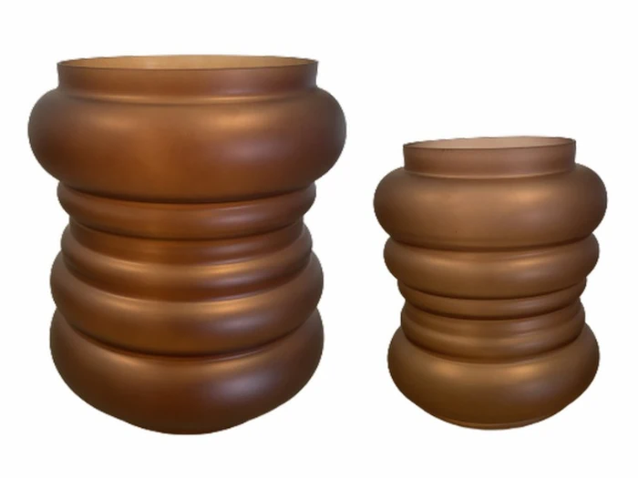 To metalliske vaser med et afrundet, riflet design i bronze- eller kobberfinish, en større og en mindre, mod en hvid baggrund.