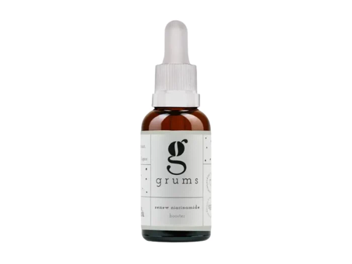 En brun glasdråbeflaske mærket grums renew niacinamide booster med en hvid etiket og sort tekst.