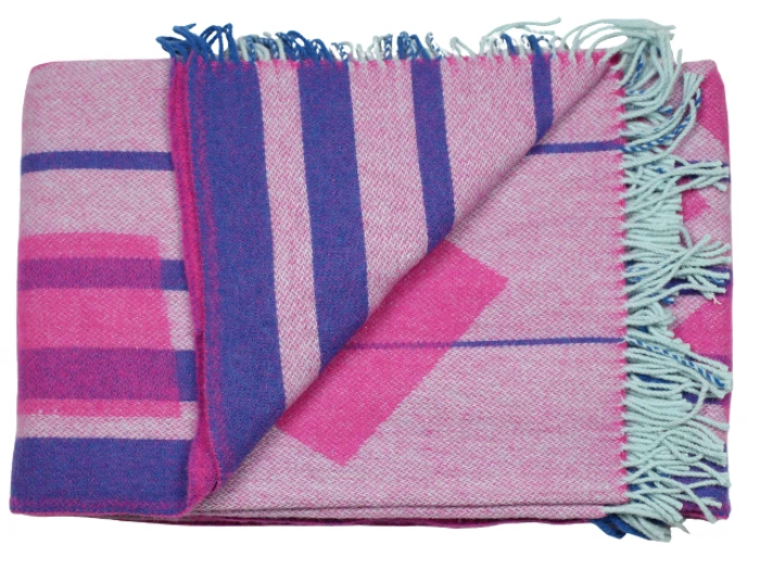 Et foldet tæppe med et geometrisk mønster i rosa og lilla og lyseblå frynsekanter.