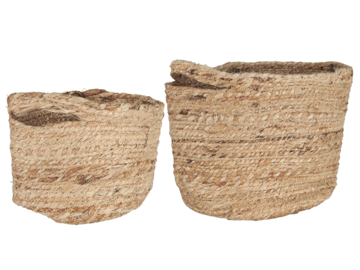 To flettede kurve af naturfibre i forskellige størrelser med et rustikt, håndlavet udseende placeret side om side på en hvid baggrund.