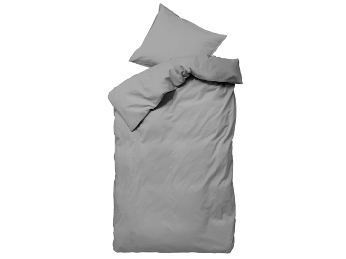 En pænt redt enkeltseng med gråt dynebetræk og matchende pudebetræk, set ovenfra på en hvid baggrund.