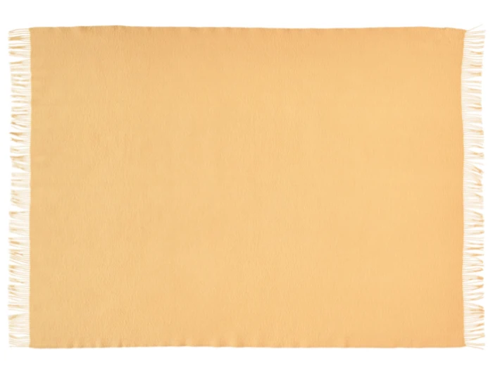 Et beige rektangulært stof med korte frynser langs de korte kanter, lagt fladt mod en hvid baggrund.